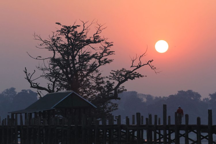Sunrise on the Ubein bridge